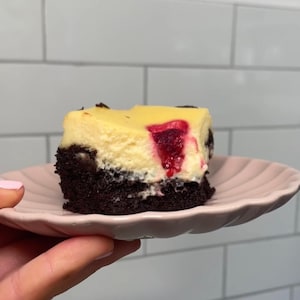 Cheesecake Brownie Recipe, Recipe Template, Recipe Book Card, Raspberry Cheesecake, Brownie Box, Chocolate Brownies Recipe, Recipe Cookbook