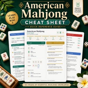 Könnte beinhalten: Ein American Mahjong Spickzettel als Kurzanleitung, gedruckt auf weißem Papier mit schwarzem Text und goldenen Akzenten. Der Leitfaden zeigt Spielregeln, Kacheltypen und Strategietipps. Mahjong-Kacheln und eine weiße Blume liegen um die Blätter.