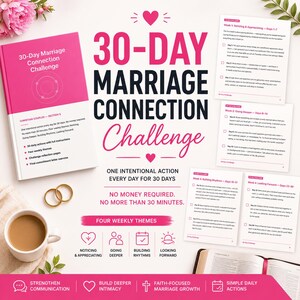 以下が含まれることがあります： ピンクと白の表紙の「30-Day Marriage Connection Challenge」ブック。4枚のプリントされたチャレンジシート、2つの金の指輪、コーヒーが入った白いマグカップが添えられています。テキストにはタイトルと毎日のアクション手順が含まれています。