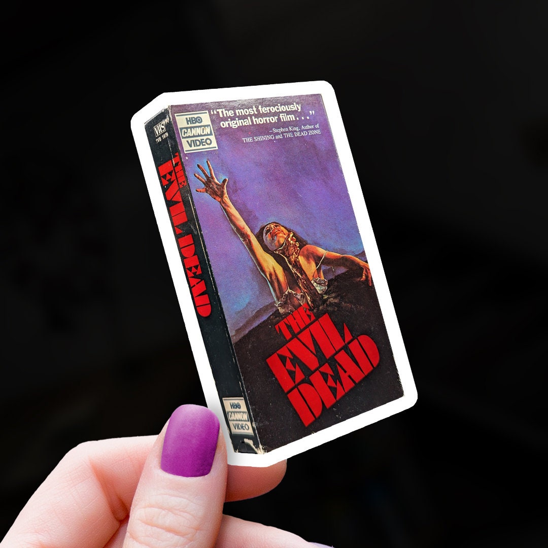 Evil Dead 2 e Steve Urkel Crossover para capa de VHS perfeita