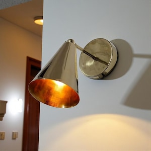 Aplique de pared cónico de latón natural hecho a mano / Lámpara de pared moderna / Iluminación para el hogar de estilo de mediados de siglo