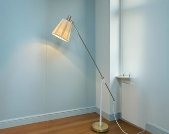 Lámpara de pie vintage ajustable, luz de lectura de mediados de siglo, lámpara de trabajo de latón blanco para sala de estar, dormitorio, estudio y como regalo de decoración para el hogar.