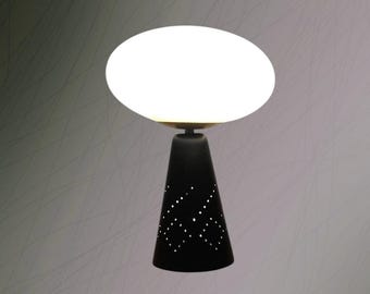 Schwarzer Kegel Perforierte Tischlampe, moderner minimalistischer Sternsockel ovaler Glasschirm, Nachttischlampe für Büro & einzigartiges Geschenk für zu Hause.