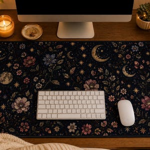 Alfombrilla de escritorio celestial, alfombrilla de ratón con fases lunares, accesorio de escritorio floral oscuro, configuración de juego de bruja, decoración de cielo nocturno, alfombrilla de ratón con flores celestiales
