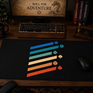 Peut inclure: Un tapis de bureau rectangulaire noir orné d'un motif graphique composé de six bandes diagonales colorées en bleu, sarcelle, vert clair, jaune, orange et rouge, chacune se terminant par une icône de dé polyédrique assortie.