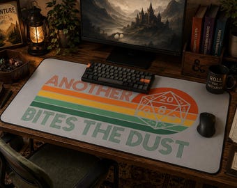 Könnte beinhalten: Eine rechteckige Schreibtischunterlage mit einem Retro-Grafikdesign aus horizontalen Streifen in Orange, Gelb und Grün. Der Text "ANOTHER BITES THE DUST" ist in fetter Schrift gedruckt, ergänzt durch eine Abbildung eines zwanzigseitigen Würfels.