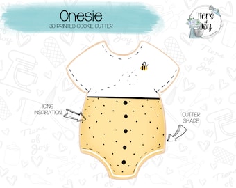 Peut inclure: Un emporte-pièce en 3D en forme de barboteuse jaune et blanche avec des pois noirs et une abeille sur le devant. Le texte "Onesie" et "3D Printed Cookie Cutter" est au-dessus de l'image. Le texte "ICING INSPIRATION" est sur le côté gauche de l'image et "CUTTER SHAPE" est sur le côté droit de l'image.