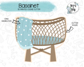 Peut inclure: Un emporte-pièce en 3D en forme de berceau en osier avec une couverture bleue et blanche. L'emporte-pièce est conçu pour être utilisé avec de la pâte à biscuits et est idéal pour créer des friandises sur le thème des baby showers ou des chambres d'enfants.