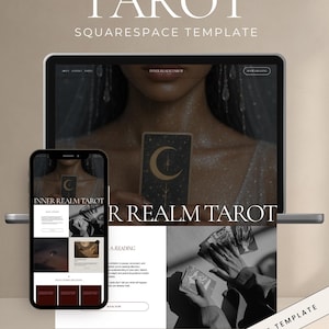 Può includere: Un modello digitale Squarespace per un sito web di tarocchi visualizzato su uno schermo di laptop e smartphone. Il design presenta il testo Inner Realm Tarot, immagini di carte dei tarocchi e un layout per la prenotazione di letture.