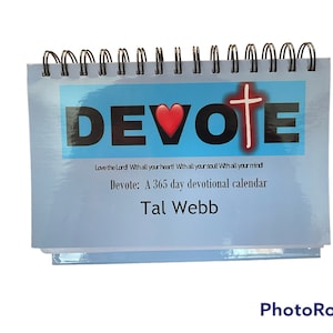 Può includere: Un calendario devozionale blu con una croce bianca e un cuore rosso nella parola "DEVOTE". Il testo "Love the Lord With all your heart! Wth all your soull With all your mind" è sotto la parola "DEVOTE". Il testo "Devote: A 365 day devotional calendar" e "Tal Webb" sono sotto la prima riga di testo.