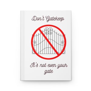 Op de afbeelding: Een wit notitieboekje met een rode cirkel en een zwarte poort erin. De cirkel heeft een diagonale rode lijn erdoorheen. De tekst "Don't Gatekeep" staat boven de cirkel en de tekst "It's not even your gate" staat onder de cirkel.