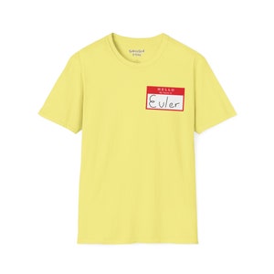 Op de afbeelding: Geel T-shirt met een rood naambordje waarop in zwarte letters "HELLO My Name Is Euler" staat.