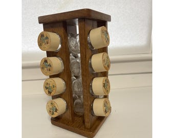 Porta spezie VTG HTF International Heartland da 16 bicchieri con tappo in plastica e piano in legno