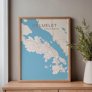 Ucluelet karta, minimalistisk blå och vit (kustnära väggkonst)