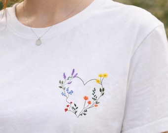 Camiseta minimalista con corazón floral | Camiseta con ilustración de flores en el pecho pequeño