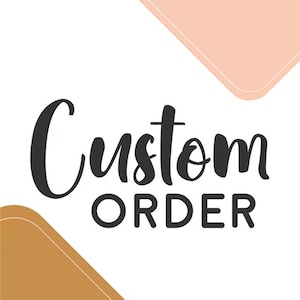 Könnte beinhalten: Weißer Hintergrund mit den Wörtern "Custom ORDER" in schwarzer Schrift. Das Wort "Custom" ist in einer fließenden Schrift, während "ORDER" in einer fetten Schrift steht. Pfirsichfarbene und braune geometrische Formen in den Ecken.