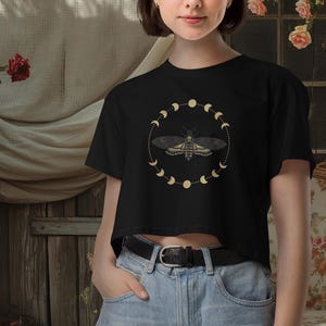 t-shirt court anti-mites de | Vêtements fantaisie | Vêtements d&#39;été Cottagegore | T-shirt foncé du milieu universitaire | Cadeau gothique | Macabre | Hippie sorcière