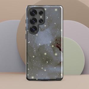 Puede incluir: Una funda de teléfono negra con un diseño de galaxia. La funda tiene un fondo azul oscuro con estrellas blancas y medias lunas. La funda del teléfono tiene un recorte para la cámara con tres lentes.