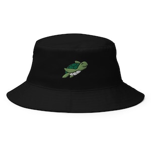 Pode incluir: Chapéu de balde preto com um design de tartaruga marinha bordada em verde e branco.