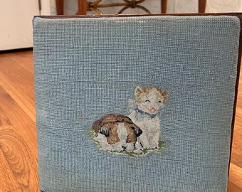 Sgabello antico in punto ago con motivo di un gattino e un cagnolino