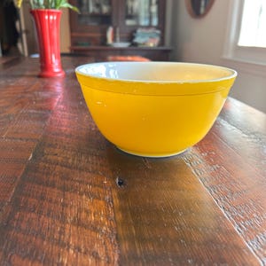 Pyrex Primary 402 yellow mixing bowl