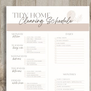 K&ouml;nnte beinhalten: Eine druckbare Checkliste f&uuml;r einen Reinigungsplan mit einem floralen Design. Die Checkliste enth&auml;lt t&auml;gliche, w&ouml;chentliche und monatliche Reinigungsaufgaben f&uuml;r K&uuml;che, Wohnzimmer, Schlafzimmer, Badezimmer und das gesamte Haus.