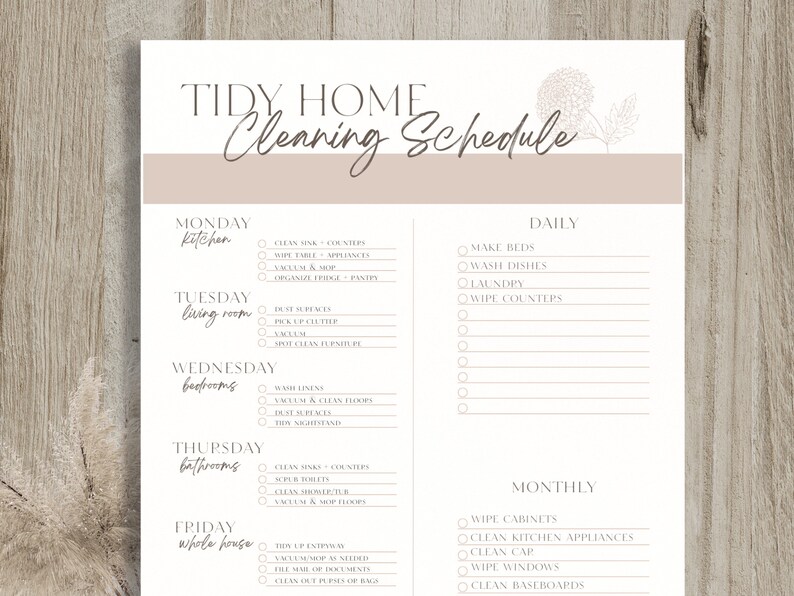 K&ouml;nnte beinhalten: Eine druckbare Checkliste f&uuml;r einen Reinigungsplan mit einem floralen Design. Die Checkliste enth&auml;lt t&auml;gliche, w&ouml;chentliche und monatliche Reinigungsaufgaben f&uuml;r K&uuml;che, Wohnzimmer, Schlafzimmer, Badezimmer und das gesamte Haus.