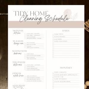K&ouml;nnte beinhalten: Eine druckbare Reinigungs-Checkliste mit einem floralen Design. Die Checkliste enth&auml;lt t&auml;gliche, w&ouml;chentliche und monatliche Aufgaben, um ein sauberes Zuhause zu erhalten. Zu den Aufgaben geh&ouml;ren Bett machen, Geschirr sp&uuml;len, W&auml;sche waschen, Ablagen abwischen, die K&uuml;chensp&uuml;le reinigen, Staubsaugen und mehr.
