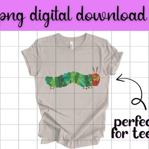 Pu&ograve; includere: Una maglietta beige chiaro con un disegno di bruco colorato. Il bruco &egrave; raffigurato in tonalit&agrave; di verde, blu e rosso. Il testo "png digital download" &egrave; in alto e "perfect for tees!" in basso.