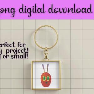 Pu&ograve; includere: Un portachiavi color oro con un ciondolo quadrato con un'illustrazione di bruco rosso con occhi verdi e antenne viola. Il testo "png digital download" &egrave; in alto e "Perfect for any project! Big or small!" sotto.