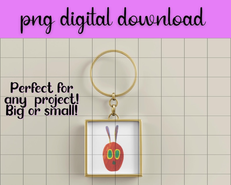 Pu&ograve; includere: Un portachiavi color oro con un ciondolo quadrato con un'illustrazione di bruco rosso con occhi verdi e antenne viola. Il testo "png digital download" &egrave; in alto e "Perfect for any project! Big or small!" sotto.