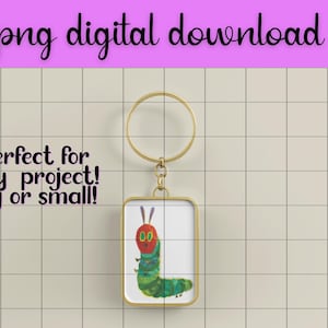 Pu&ograve; includere: Un portachiavi color oro con un ciondolo rettangolare con un'illustrazione colorata di un bruco. Il portachiavi ha un anello rotondo nella parte superiore e il testo "png digital download" e "Perfect for any project! Big or small!" in nero.