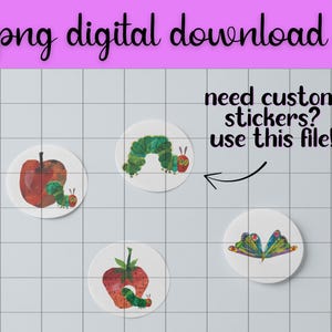 Pu&ograve; includere: Download digitale con adesivi circolari. Gli adesivi presentano illustrazioni di un bruco, una mela e una farfalla. Il testo include "png digital download" e "need custom stickers? use this file!"
