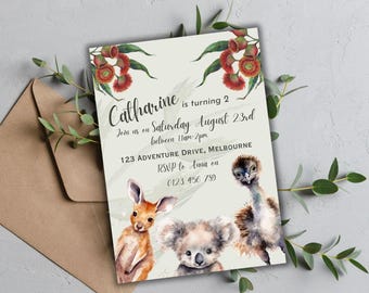 Può includere: Un invito verde e bianco con illustrazioni ad acquerello di un koala, un canguro e un emù. Il testo sulla carta recita "Catharine compie 2 anni. Unisciti a noi sabato 23 agosto tra le 11:00 e le 14:00. 123 Adventure Drive, Melbourne. RSVP ad Amma al 0123 456 789."