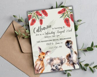 Op de afbeelding: Een lichtgroene uitnodiging met aquarel illustraties van rode bloemen, een kangoeroe, een koala en een emoe. De tekst luidt "Catharine wordt 2. Doe mee op zaterdag 23 augustus tussen 11:00 en 14:00 uur. 123 Adventure Drive, Melbourne. RSVP naar [telefoonnummer]"