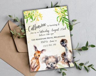 Puede incluir: Una invitación de cumpleaños con una ilustración de acuarela de un canguro, un koala y un emú. La invitación es para el segundo cumpleaños de Catharine el 23 de agosto. La fiesta se celebrará en 123 Adventure Drive, Melbourne. RSVP a Ama en el 0123 456 789.