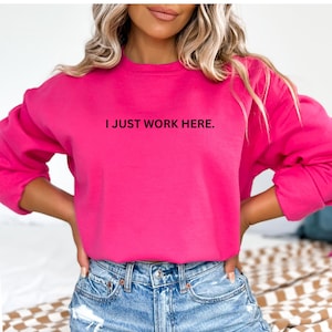 Sudadera bordada con la frase "I Just Work Here", cuello redondo sarcástico, sudadera o sudadera con capucha con el meme divertido más vendido, regalo divertido para amigos, regalo de Navidad