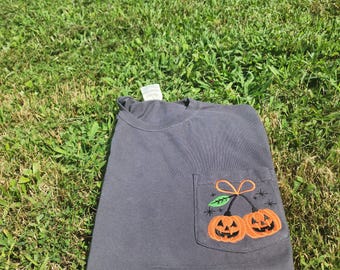Geborduurd flirt herfstshirt Halloween comfortkleuren, Halloween-T-shirt op zak, Pumpkin Cherry Faces, herfstshirt girly, shirt met pompoenpatch