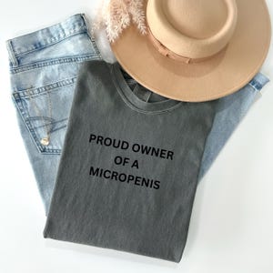 Divertente scherzo orgoglioso proprietario di una maglietta micropene, regalo divertente per ragazzi, maglietta ricamata offensiva virale meme di Twitter, maglietta scherzo maleducata