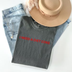 I NEED A DIET COKE T-shirt geborduurd, ik heb een cola light shirt nodig voor haar of hem, cola light cadeaus, grappig shirt comfortkleuren geborduurd