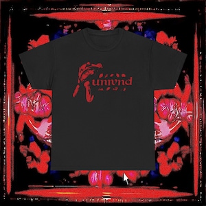 Peut inclure: Un t-shirt noir à manches courtes avec une impression graphique rouge sur la poitrine. Le motif comprend une silhouette abstraite stylisée située à gauche du texte rouge en minuscules qui indique unwnd, avec de petites formes rouges en dessous.