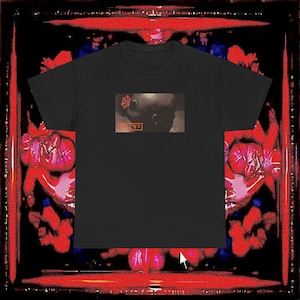 Peut inclure: T-shirt noir avec un motif rectangulaire représentant le profil d'une personne, une fleur et le mot "ELVE" dans un encadré orange. Le fond présente un motif abstrait rouge et noir.