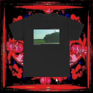 Puede incluir: Camiseta negra con una imagen de paisaje, el texto dice "everything is fine" y "marble hornets". La imagen muestra una carretera, árboles y un cielo azul.