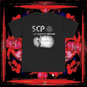 Op de afbeelding: Een zwart t-shirt met de witte tekst SCP CONTAINMENT BREACH en een cirkelvormig logo. Onder de tekst staat een zwart-wit afbeelding van een figuur die in een deuropening in een kamer staat. Het ontwerp is gecentreerd op de borst van het shirt.