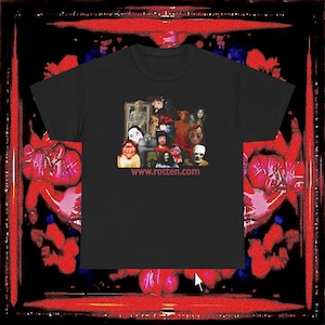 Può includere: T-shirt nero con un collage di personaggi horror e l'indirizzo del sito web www.rotten.com in rosso. Il design presenta vari mostri e figure spaventose. La maglietta è ambientata su uno sfondo scuro a tema rosso.