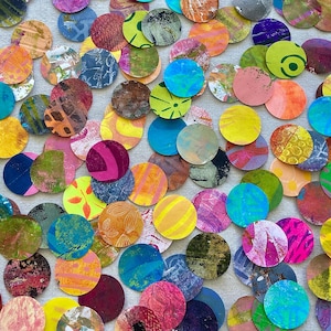 Puede incluir: Una colección de recortes de papel circulares y coloridos con varios patrones y texturas. Los círculos son en tonos de azul, verde, amarillo, naranja, rosa y morado. Algunos tienen diseños abstractos, otros superficies texturizadas.