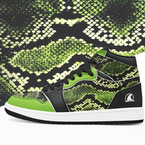 Könnte beinhalten: Hoher Sneaker mit einem grünen und schwarzen Schlangenmuster. Der Schuh hat eine weiße Sohle, schwarze Schnürsenkel und eine grüne Zehenkappe. Ein kleines Logo ist auf der Seite des Schuhs sichtbar.