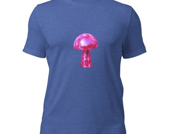 Könnte beinhalten: Blaues T-Shirt mit einem pinkfarbenen Pilz-Design. Der Pilz hat eine strukturierte, spiegelkugelartige Optik, mit einem abgerundeten Hut und einem Stiel. Das T-Shirt ist aus weichem Material.