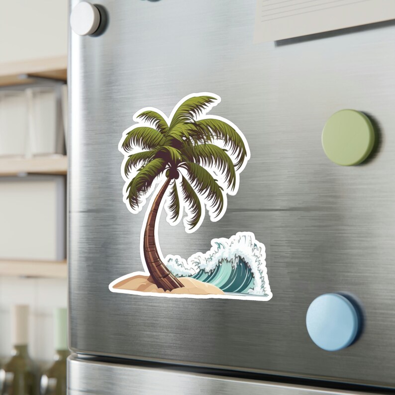 K&ouml;nnte beinhalten: Ein gr&uuml;ner Palmenbaum mit braunem Stamm steht auf einem kleinen Sandstrand mit einer blauen Welle, die dahinter bricht.