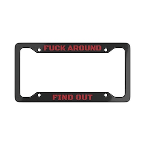 Nero che si diverte e scopre la targa dell'auto in metallo con cornice meme divertente nera e rossa personalizzata